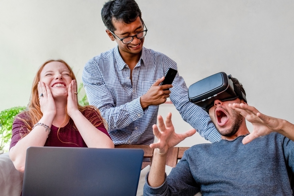 Young,People,Having,Fun,With,New,Technology,Vr,Headset,Goggles,